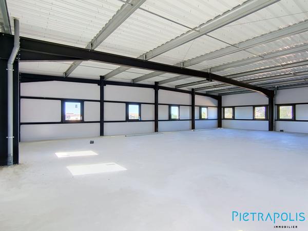 SETE: Bureaux de 234.37m² env., Quatre places de stationnement