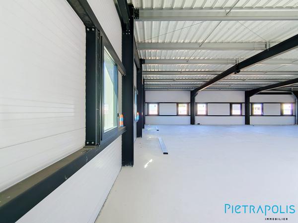 SETE: Bureaux de 234.37m² env., Quatre places de stationnement