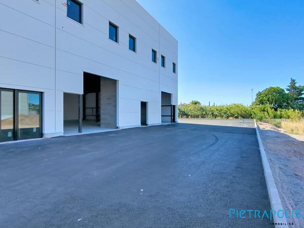 SETE: Bureaux de 234.37m² env., Quatre places de stationnement