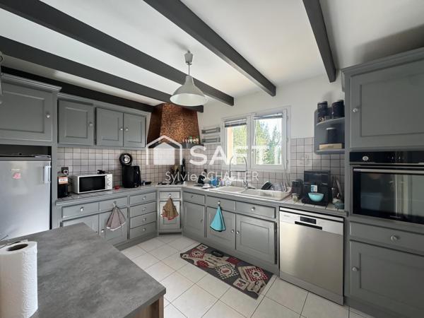 Villa climatisée avec piscine, parking et garage