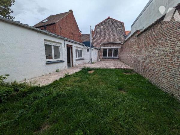 Place de Wormhout, au pied des commerces et des services, appartement en duplex offrant de beau...