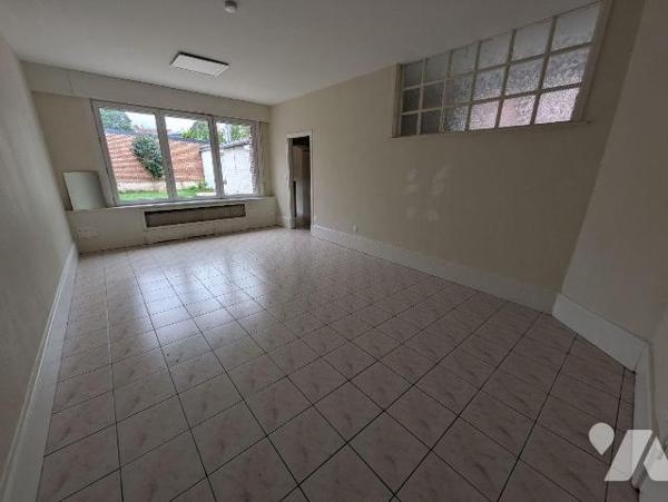 Place de Wormhout, au pied des commerces et des services, appartement en duplex offrant de beau...