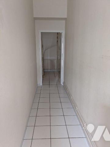 Place de Wormhout, au pied des commerces et des services, appartement en duplex offrant de beau...