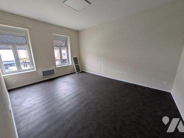 Place de Wormhout, au pied des commerces et des services, appartement en duplex offrant de beau...