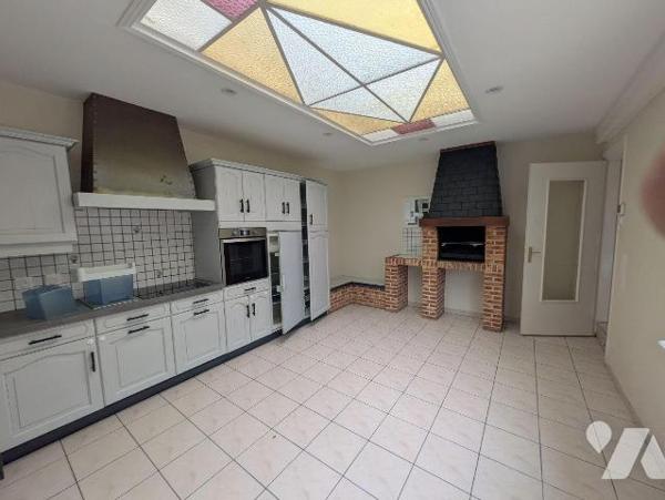 Place de Wormhout, au pied des commerces et des services, appartement en duplex offrant de beau...