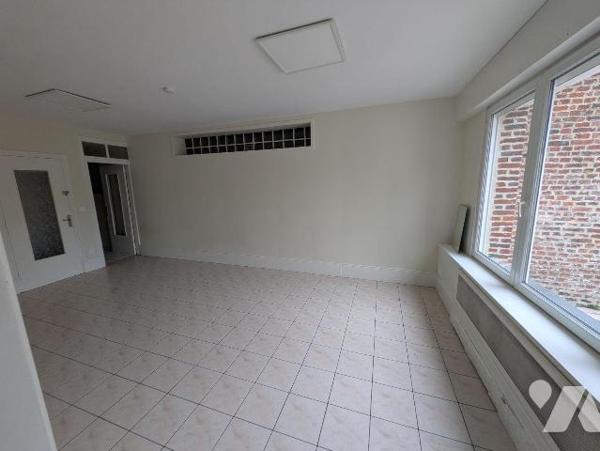 Place de Wormhout, au pied des commerces et des services, appartement en duplex offrant de beau...