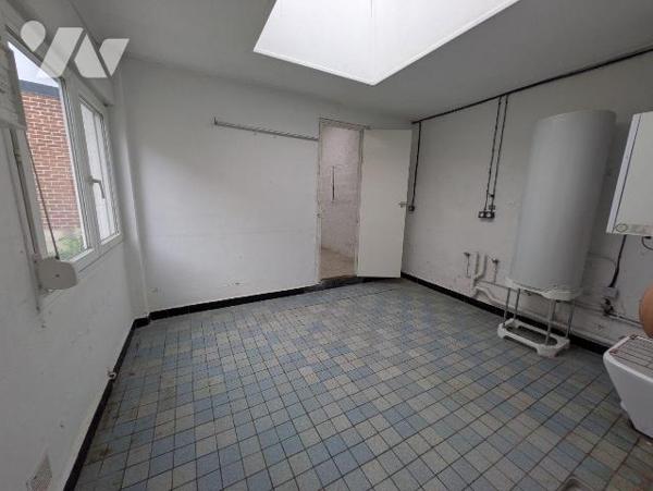 Place de Wormhout, au pied des commerces et des services, appartement en duplex offrant de beau...