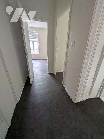 Place de Wormhout, au pied des commerces et des services, appartement en duplex offrant de beau...