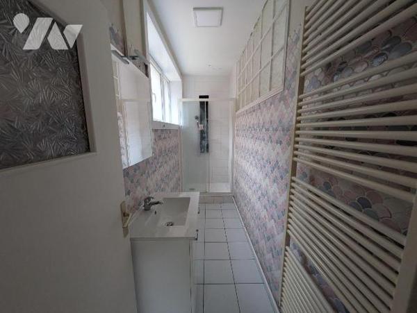 Place de Wormhout, au pied des commerces et des services, appartement en duplex offrant de beau...