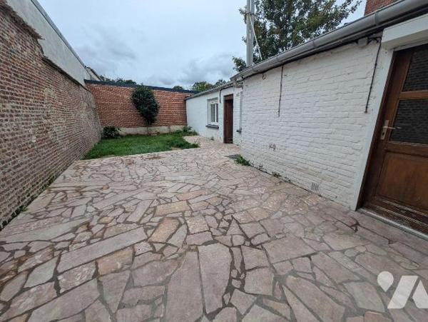 Place de Wormhout, au pied des commerces et des services, appartement en duplex offrant de beau...