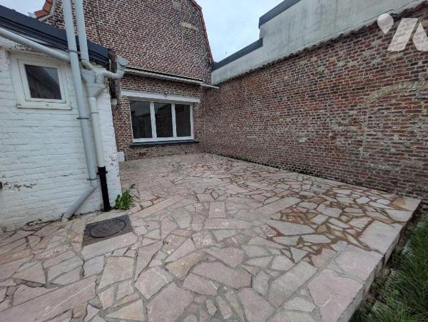 Place de Wormhout, au pied des commerces et des services, appartement en duplex offrant de beau...