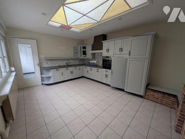 Place de Wormhout, au pied des commerces et des services, appartement en duplex offrant de beau...