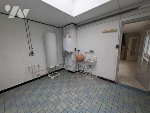Place de Wormhout, au pied des commerces et des services, appartement en duplex offrant de beau...