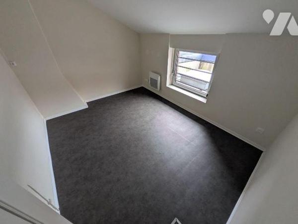 Place de Wormhout, au pied des commerces et des services, appartement en duplex offrant de beau...