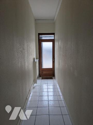Place de Wormhout, au pied des commerces et des services, appartement en duplex offrant de beau...