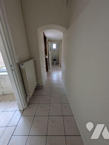 Place de Wormhout, au pied des commerces et des services, appartement en duplex offrant de beau...