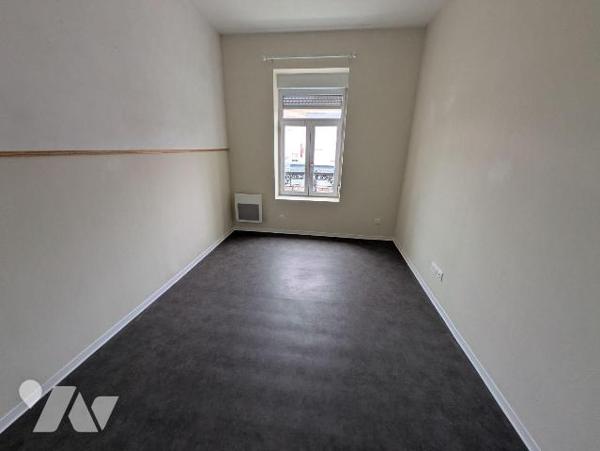 Place de Wormhout, au pied des commerces et des services, appartement en duplex offrant de beau...