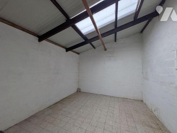 Place de Wormhout, au pied des commerces et des services, appartement en duplex offrant de beau...