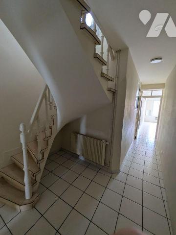 Place de Wormhout, au pied des commerces et des services, appartement en duplex offrant de beau...