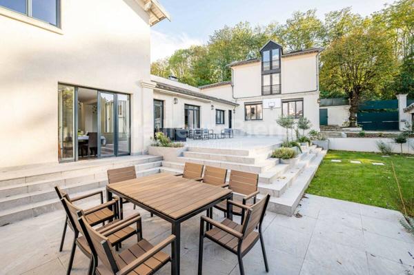 Maison style Hôtel particulier 270 m2 refaite à neuf avec  jardin paysagé et terrasse sud