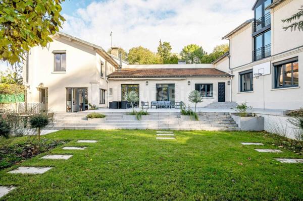 Maison style Hôtel particulier 270 m2 refaite à neuf avec  jardin paysagé et terrasse sud