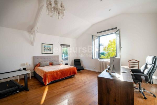 Maison style Hôtel particulier 270 m2 refaite à neuf avec  jardin paysagé et terrasse sud