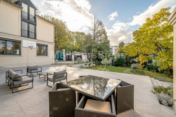 Maison style Hôtel particulier 270 m2 refaite à neuf avec  jardin paysagé et terrasse sud