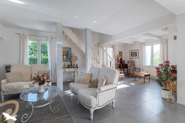 Maison à vendre |  Saintes |  6 pièces | 242 m²
