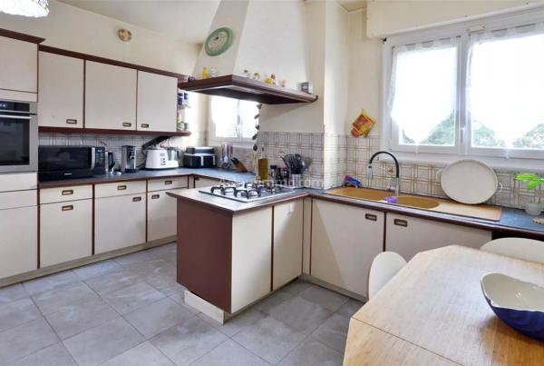 Vente                                                      Maison
                        
                     8 pièces                      165 m2                     à Villeneuve-Saint-Georges