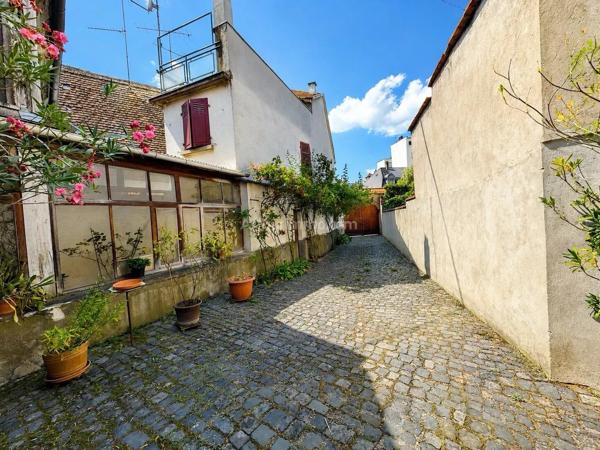 Vente                                                      Immeuble
                        
                     11 pièces                      224 m2                     à Sélestat