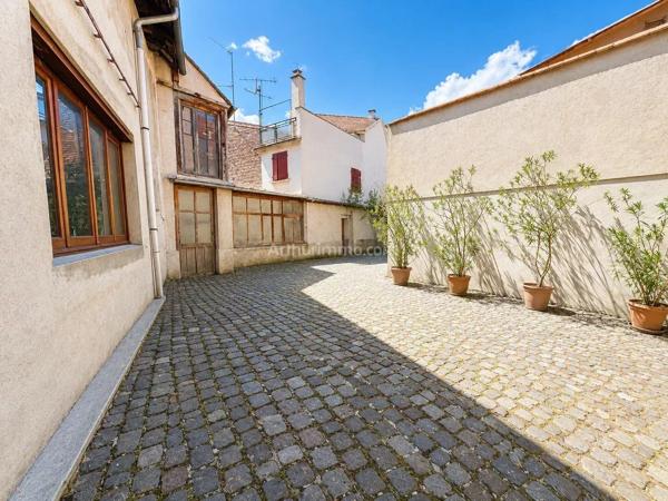 Vente                                                      Immeuble
                        
                     11 pièces                      224 m2                     à Sélestat