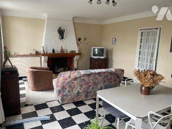 Maison de village avec grand garage et jardin.