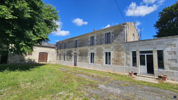 Charentaise de 300 m² à SEMUSSAC