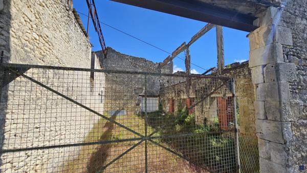 Charentaise de 300 m² à SEMUSSAC