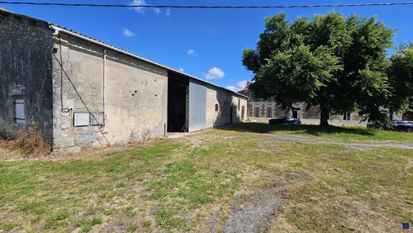 Charentaise de 300 m² à SEMUSSAC