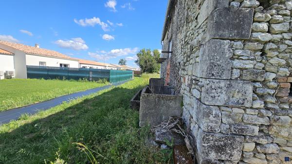 Charentaise de 300 m² à SEMUSSAC