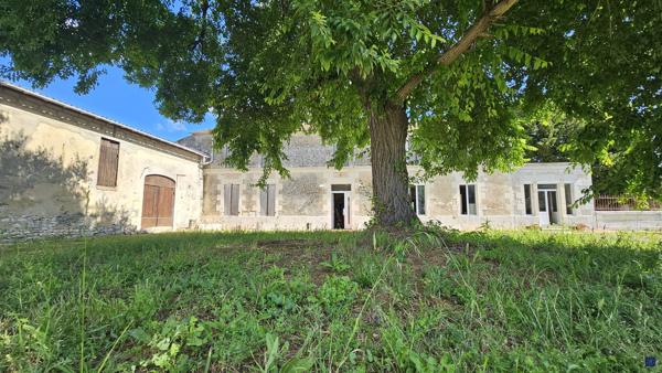 Charentaise de 300 m² à SEMUSSAC