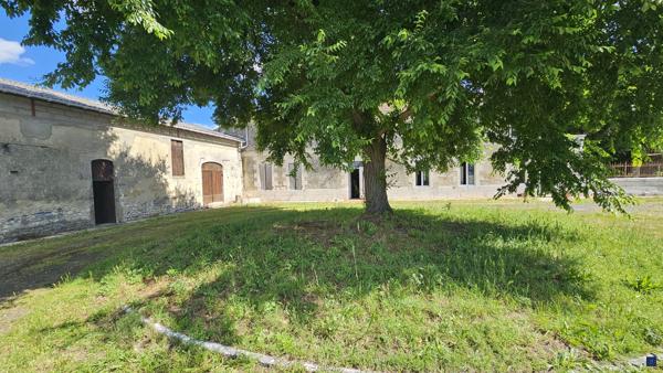 Charentaise de 300 m² à SEMUSSAC