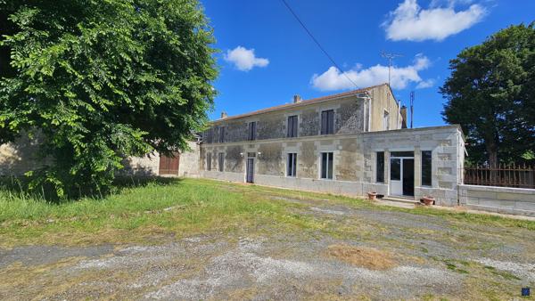 Charentaise de 300 m² à SEMUSSAC