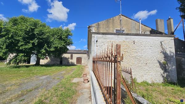 Charentaise de 300 m² à SEMUSSAC