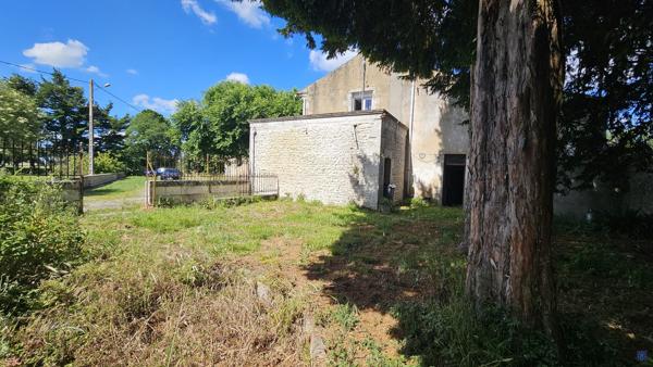 Charentaise de 300 m² à SEMUSSAC
