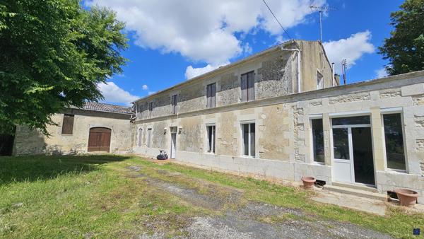 Charentaise de 300 m² à SEMUSSAC