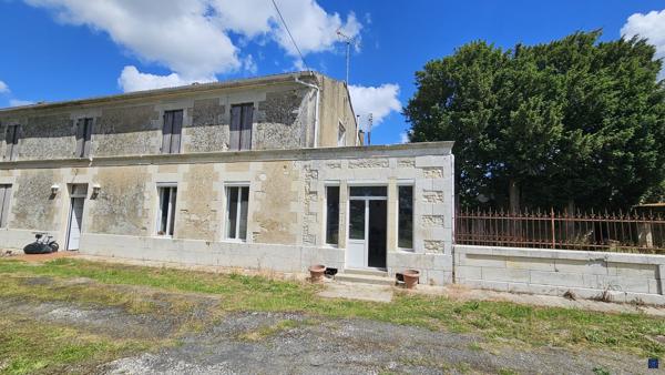 Charentaise de 300 m² à SEMUSSAC