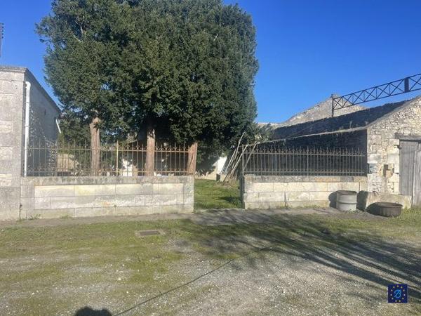 Charentaise de 300 m² à SEMUSSAC