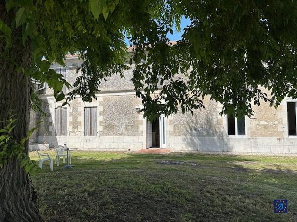 Charentaise de 300 m² à SEMUSSAC