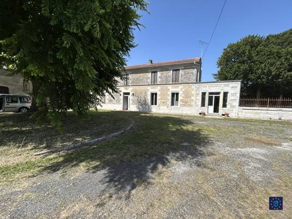Charentaise de 300 m² à SEMUSSAC
