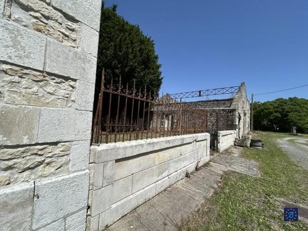 Charentaise de 300 m² à SEMUSSAC