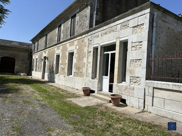 Charentaise de 300 m² à SEMUSSAC