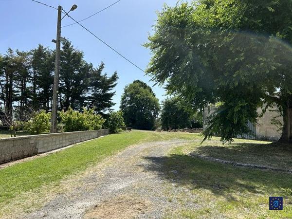 Charentaise de 300 m² à SEMUSSAC