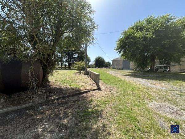 Charentaise de 300 m² à SEMUSSAC